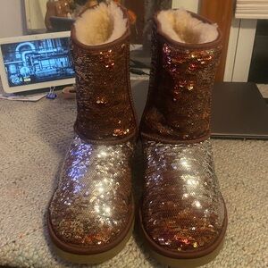 - 🦊Ugg very well taken care of brown/silver boot. Sequins can change color…